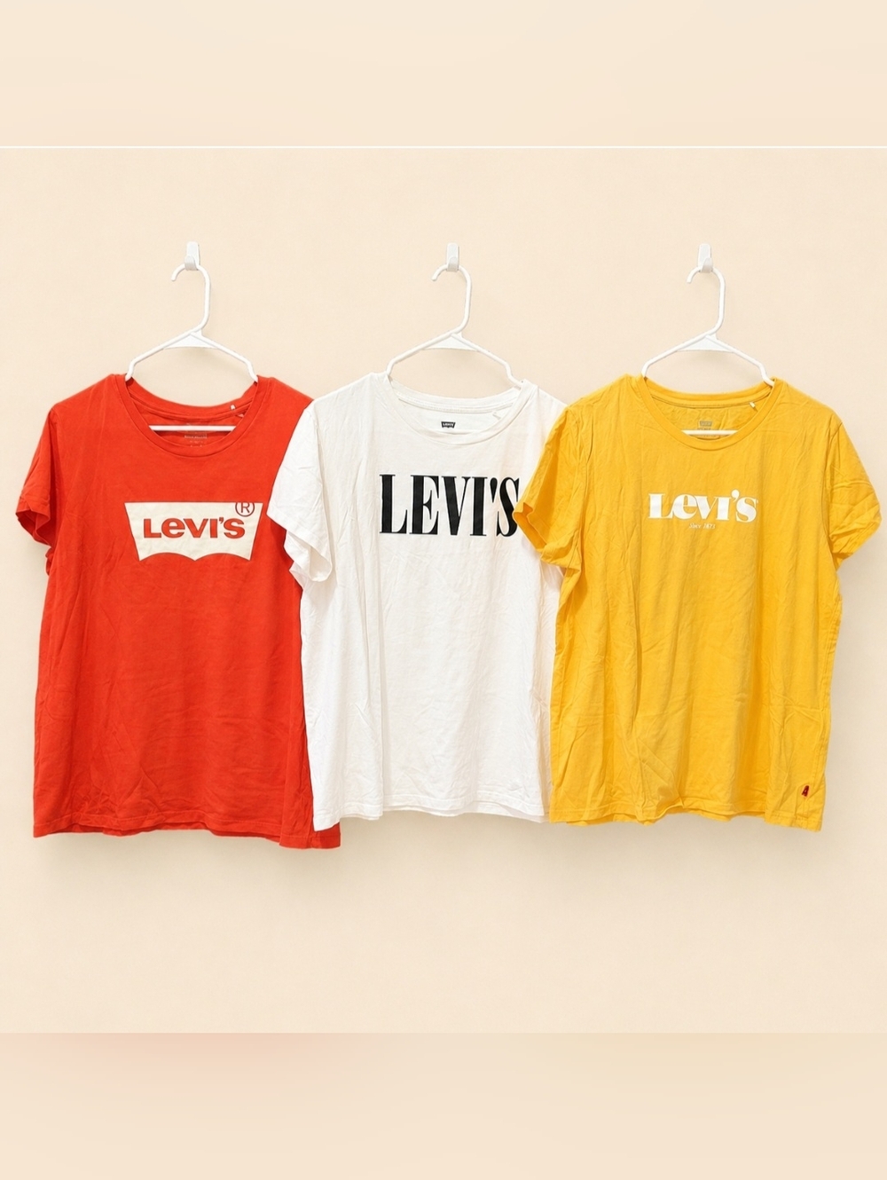 A bundle of three Levi's T-shirts (red, yellow, white) - XL